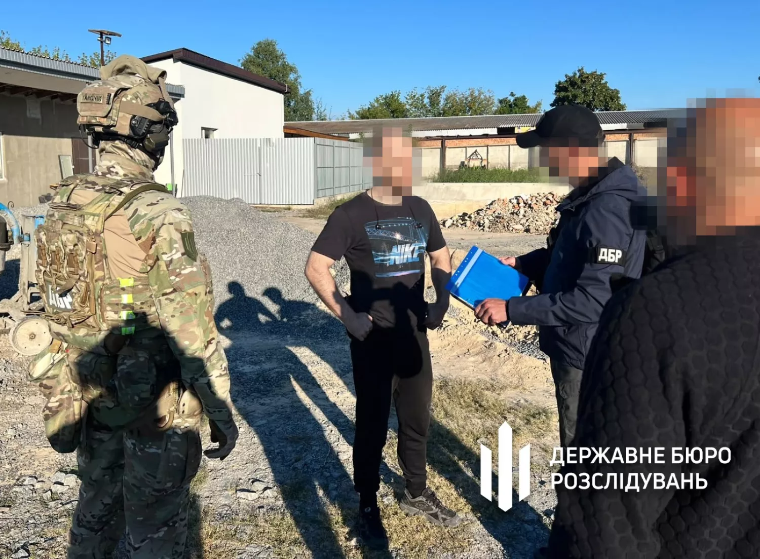 Правоохоронці перевіряють і використання військових як безоплатної робочої сили на будівництві. Фото: ДБР