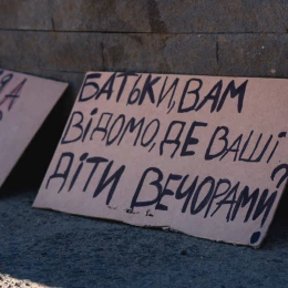 Миколаївці вийшли на акцію на місці загибелі 18-річного хлопця. Фото: МикВісті