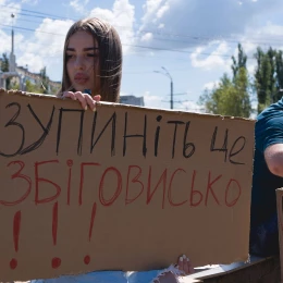 Миколаївці вийшли на акцію на місці загибелі 18-річного хлопця. Фото: МикВісті
