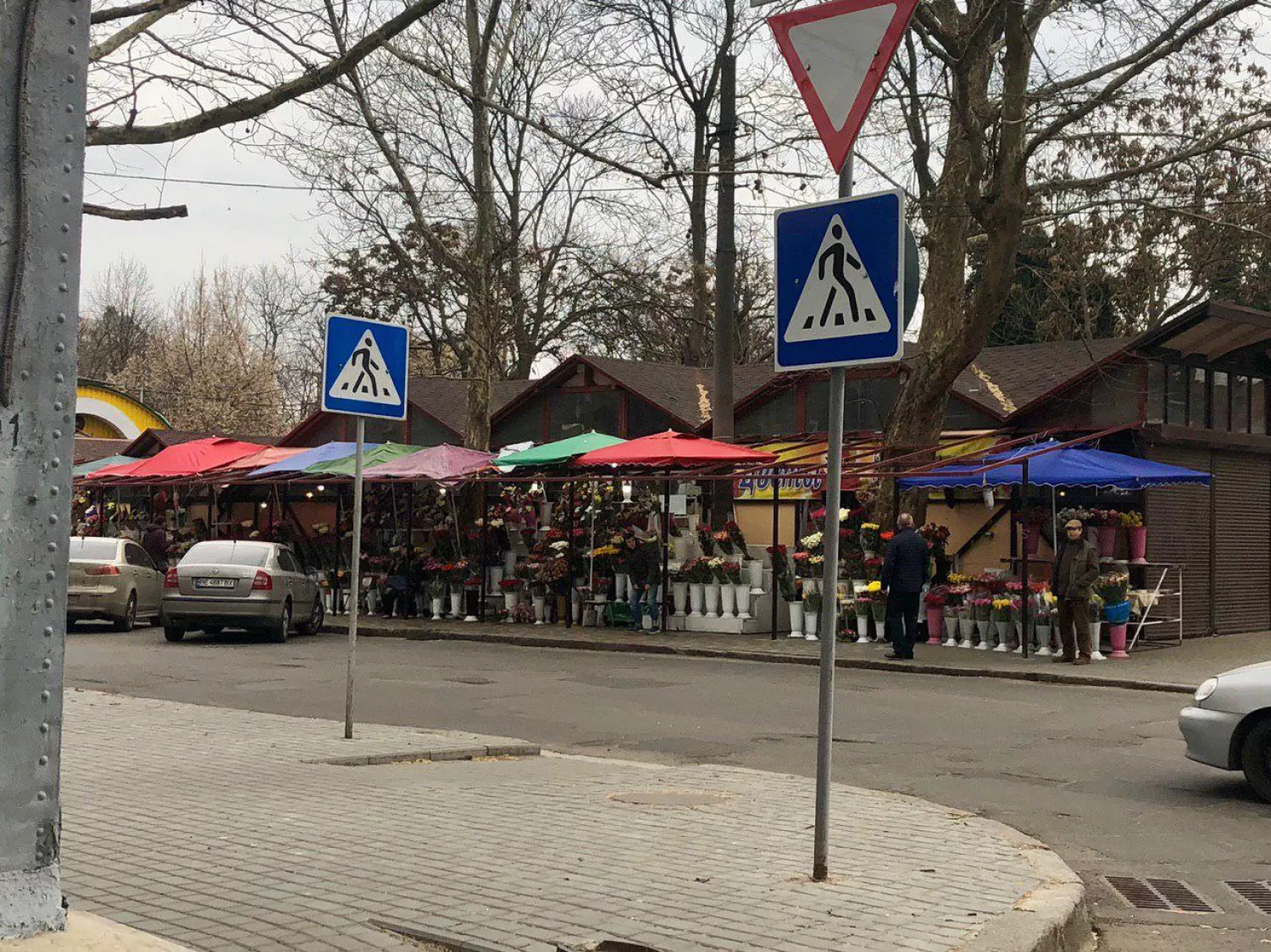 Земельна комісія не проголосувала за продовження оренди квітковому ринку на Спаській. Архівне фото МикВісті