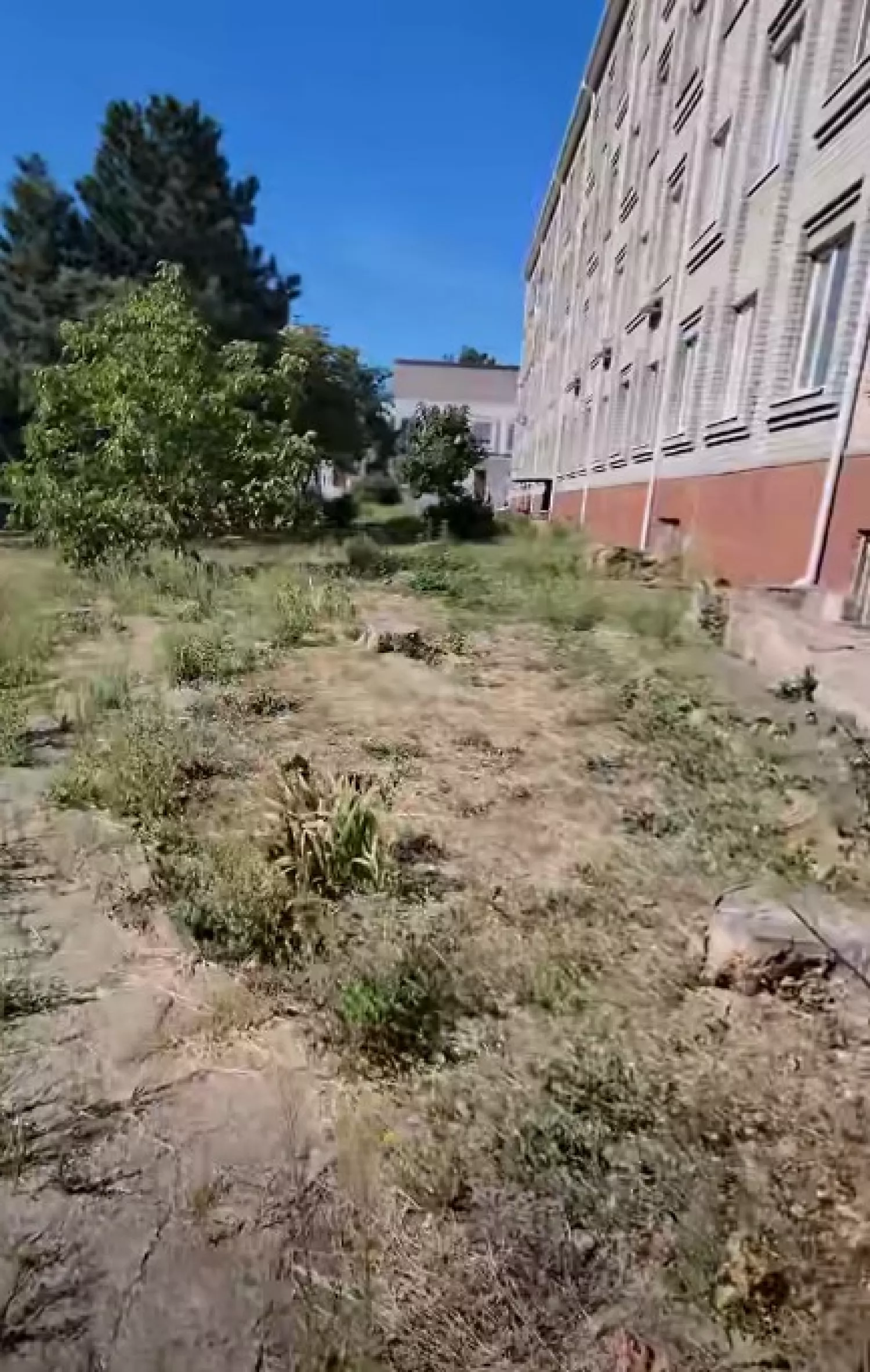 Скриншот відео про  стан території біля лікарні