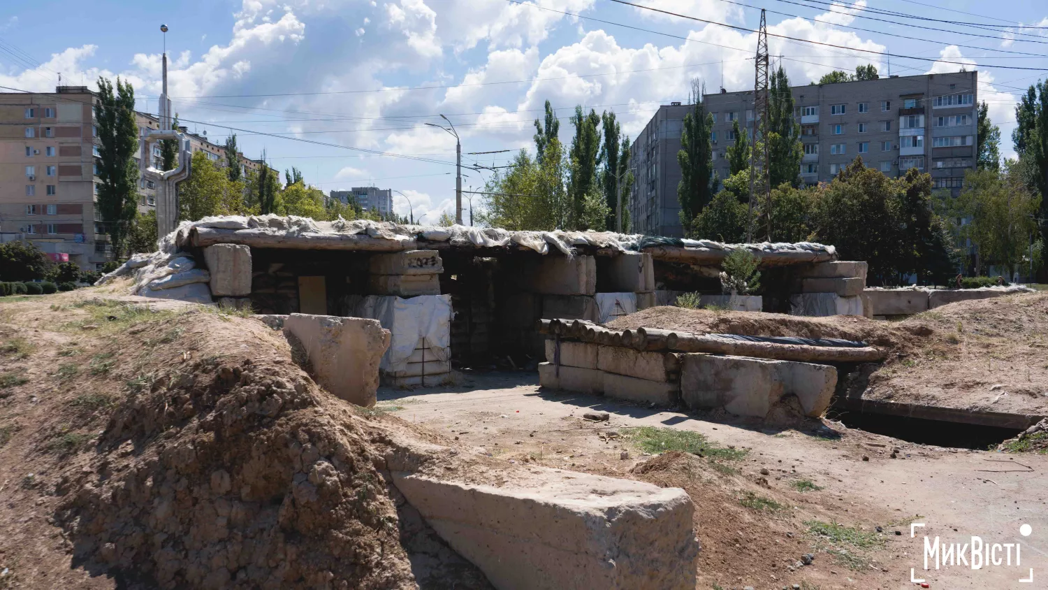 На даній території вечорами збирається молодь, а всередині періодично живуть безхатьки. Фото: НикВести