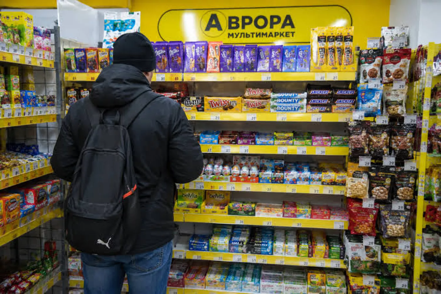 Чоловік у магазині. Ілюстративне фото згенероване штучним інтелектом