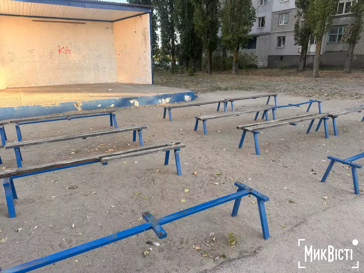 Поламані лавки біля дитячого майданчика на вулиці Силікатній, 265, фото: МикВісті
