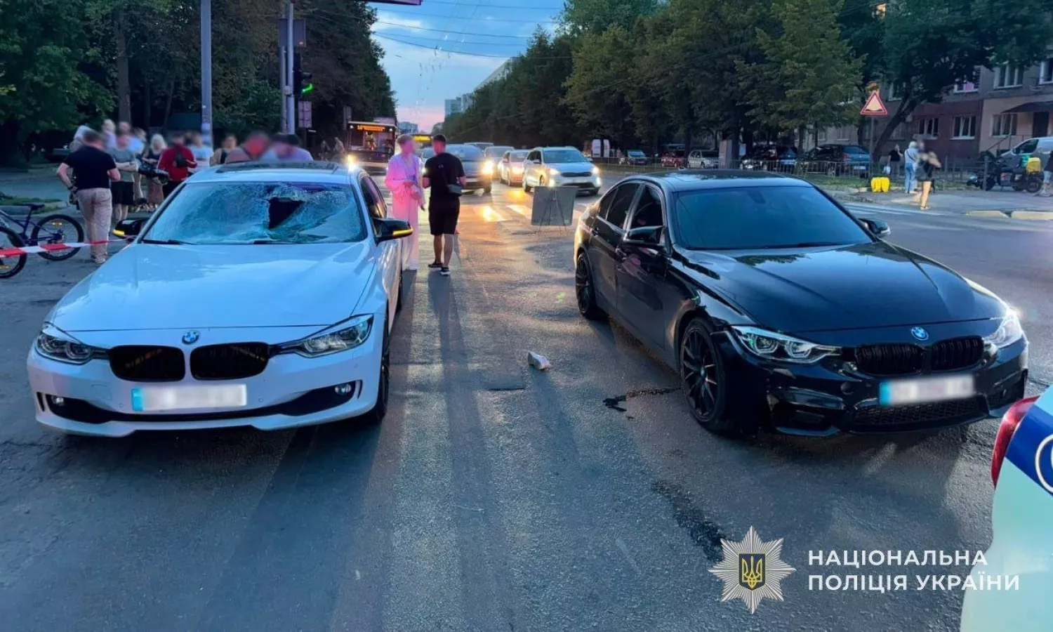 У Львові два BMW збили батька з 8-річною донькою на переході. Фото: Нацполіція