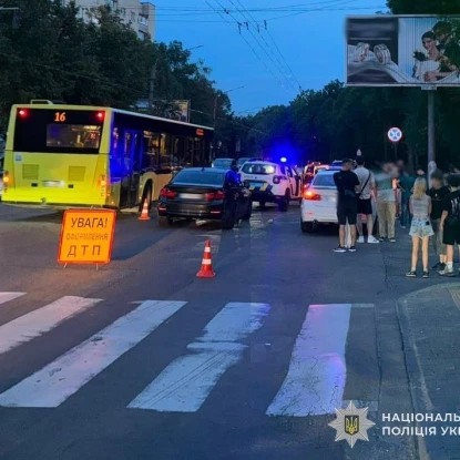 У Львові два BMW збили батька з 8-річною донькою на переході. Фото: Нацполіція