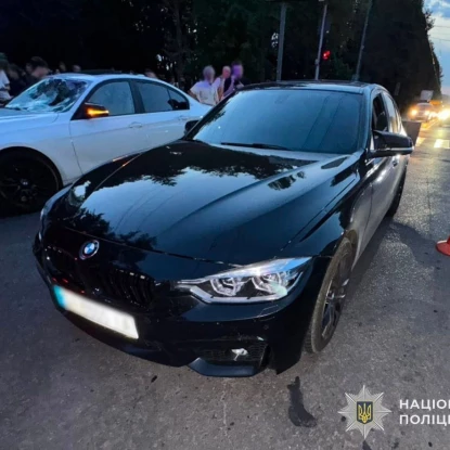 У Львові два BMW збили батька з 8-річною донькою на переході. Фото: Нацполіція