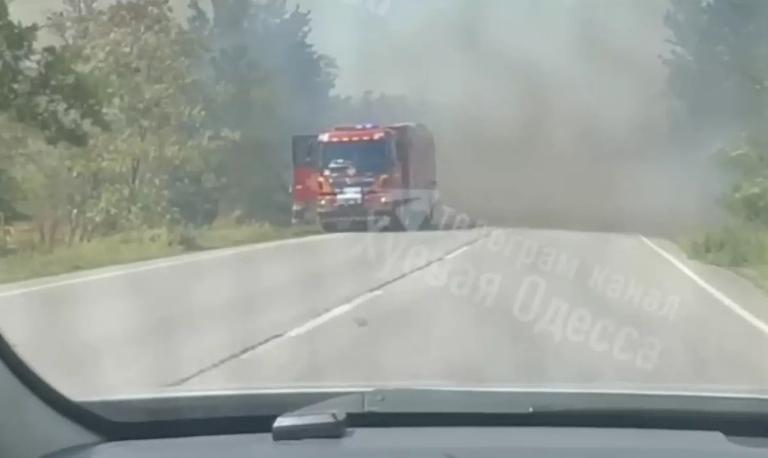Вантажівка не помітила пожежну машину та врізалася в неї під Нечаяним. Скриншот з відео
