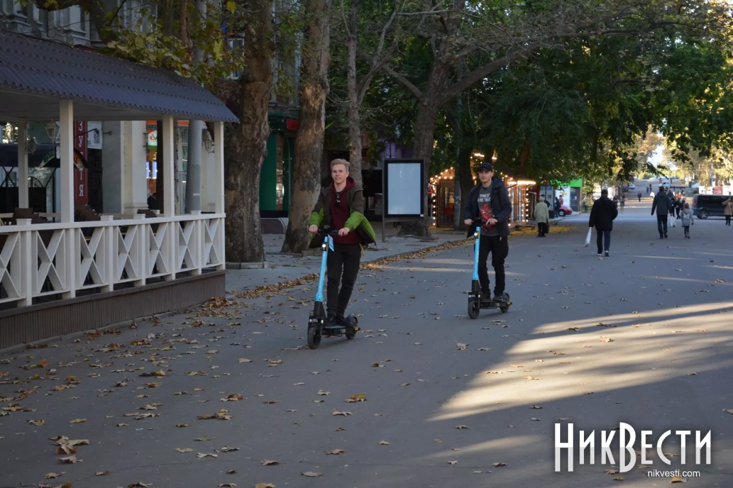 Люди катаются на самокатах в Николаеве. Архивное фото: НикВести