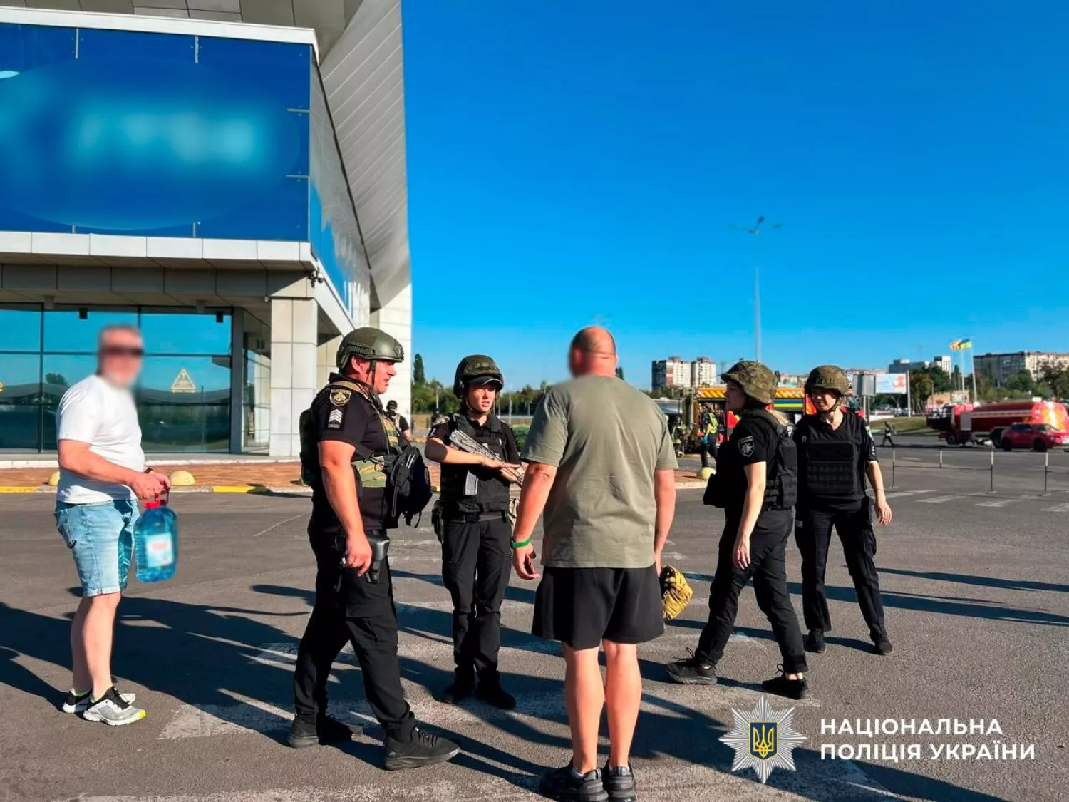 Росіяни двічі атакували ТЦ у Кривому Розі: загинули 14 людей, серед поранених 22 дітей. Фото: ДСНС