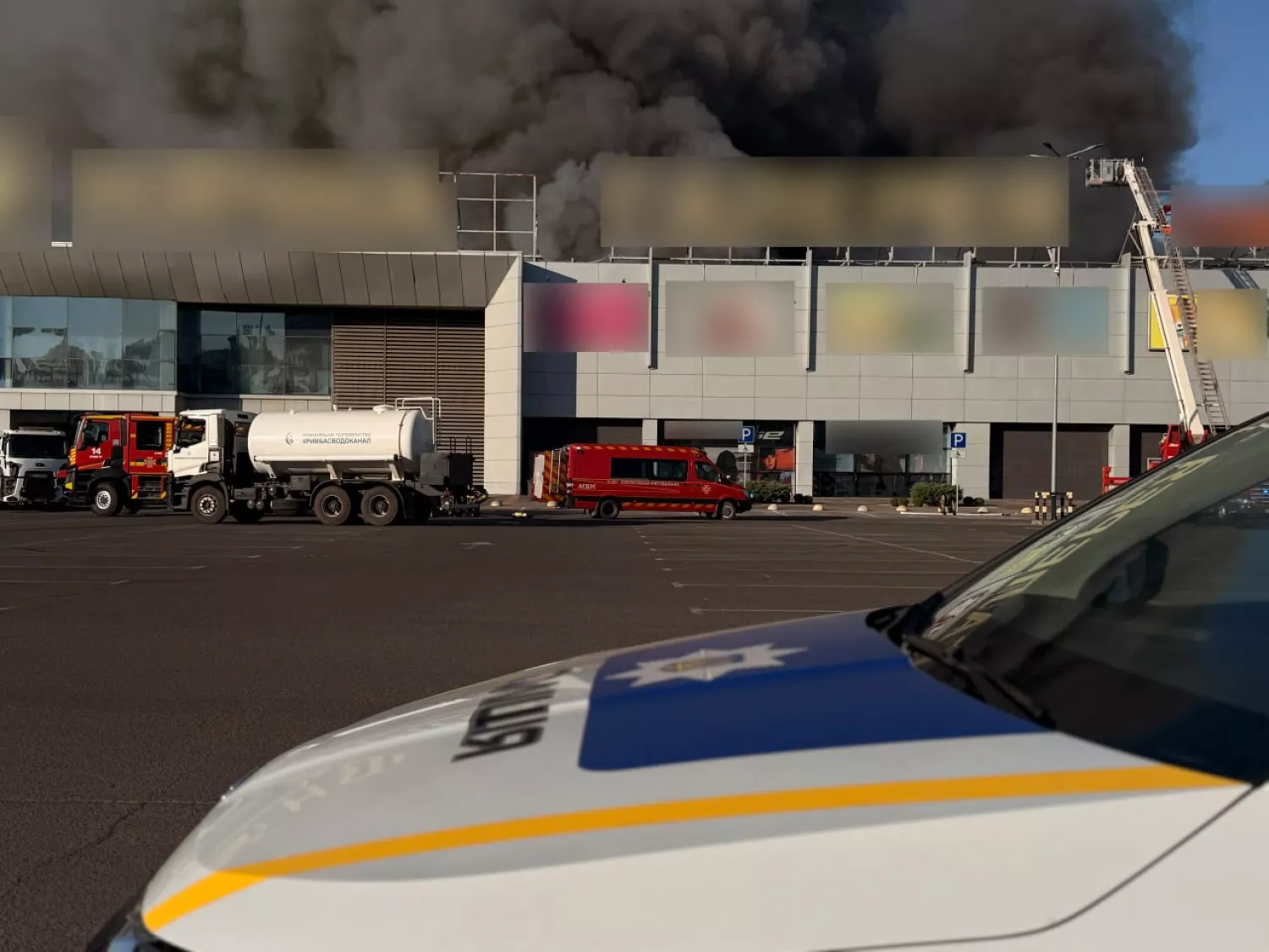 Росіяни двічі атакували ТЦ у Кривому Розі: загинули 14 людей, серед поранених 22 дітей. Фото: ДСНС