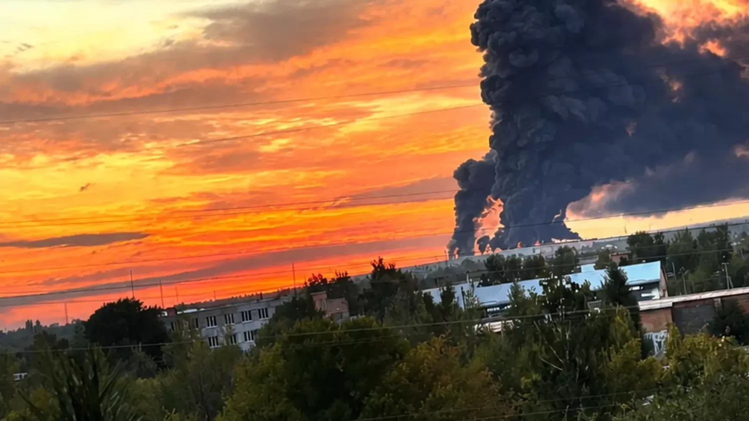 Пожежа після атаки дронів на склад Ozon в Самарській області РФ 22 серпня 2026 року. Фото: Exilenova+ / Telegram