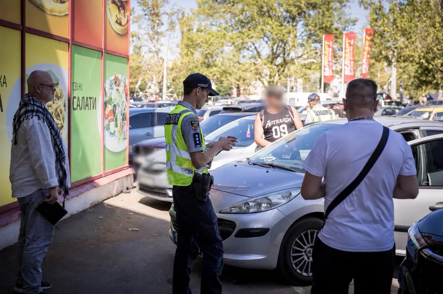 У Миколаєві перевірили, як водії паркуються на місцях для людей з інвалідністю. Фото: міськрада Миколаєва