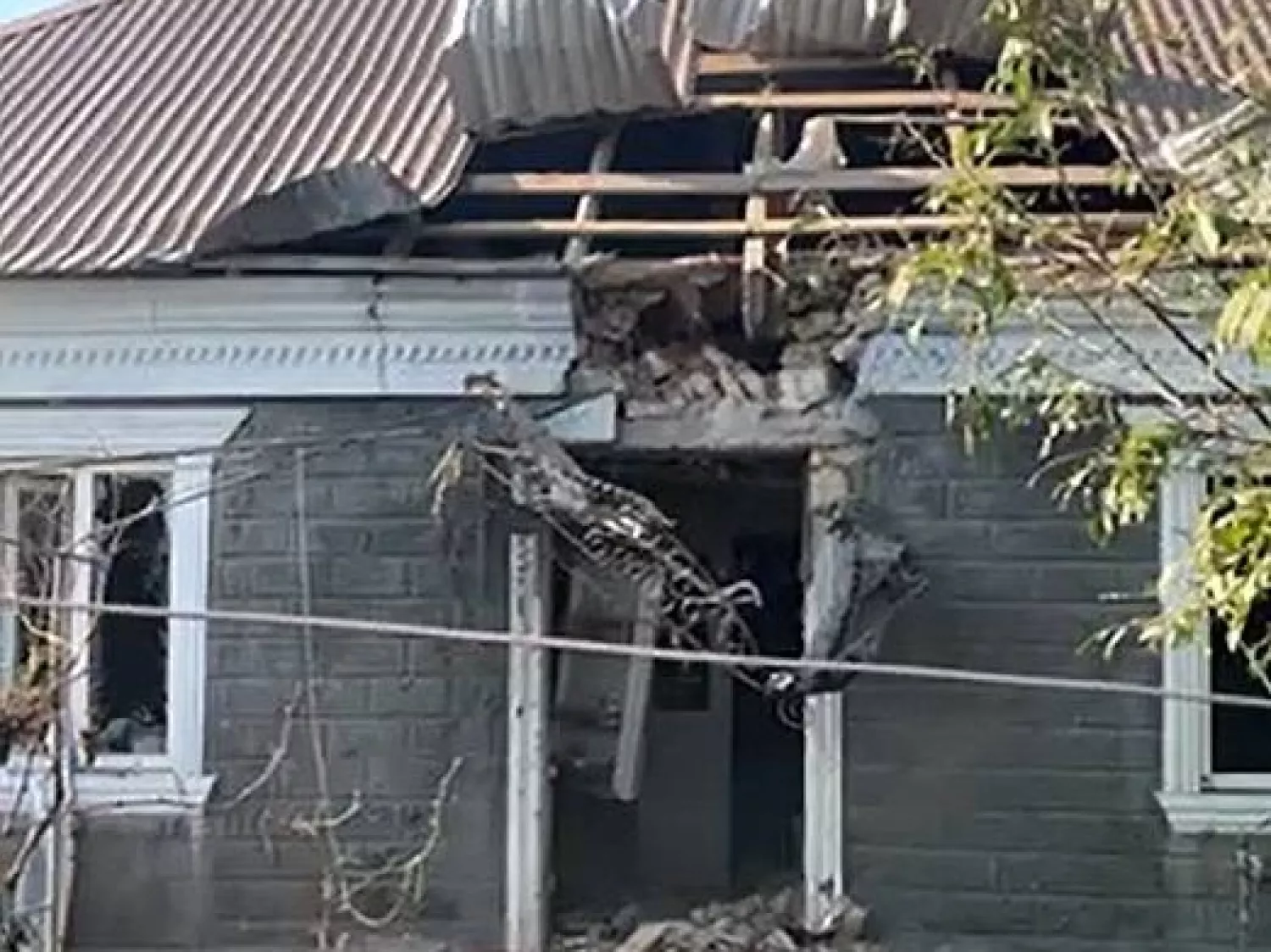 На Миколаївщині внаслідок вечірніх атак БпЛА постраждала жінка. Фото: Миколаївська ОВА