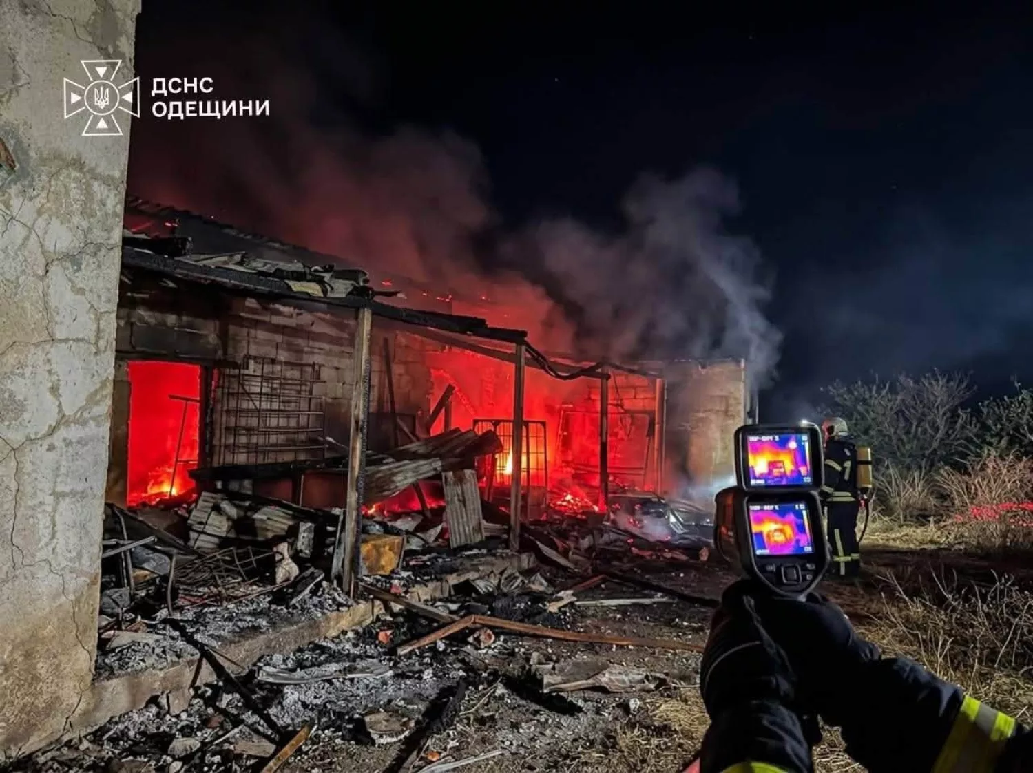 Внаслідок атак на Одещині виникли пожежі. Фото: ДСНС