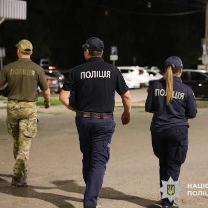 Поліція провела рейд у локаціях, де збирається молодь у Миколаєві. Фото: Нацполіція