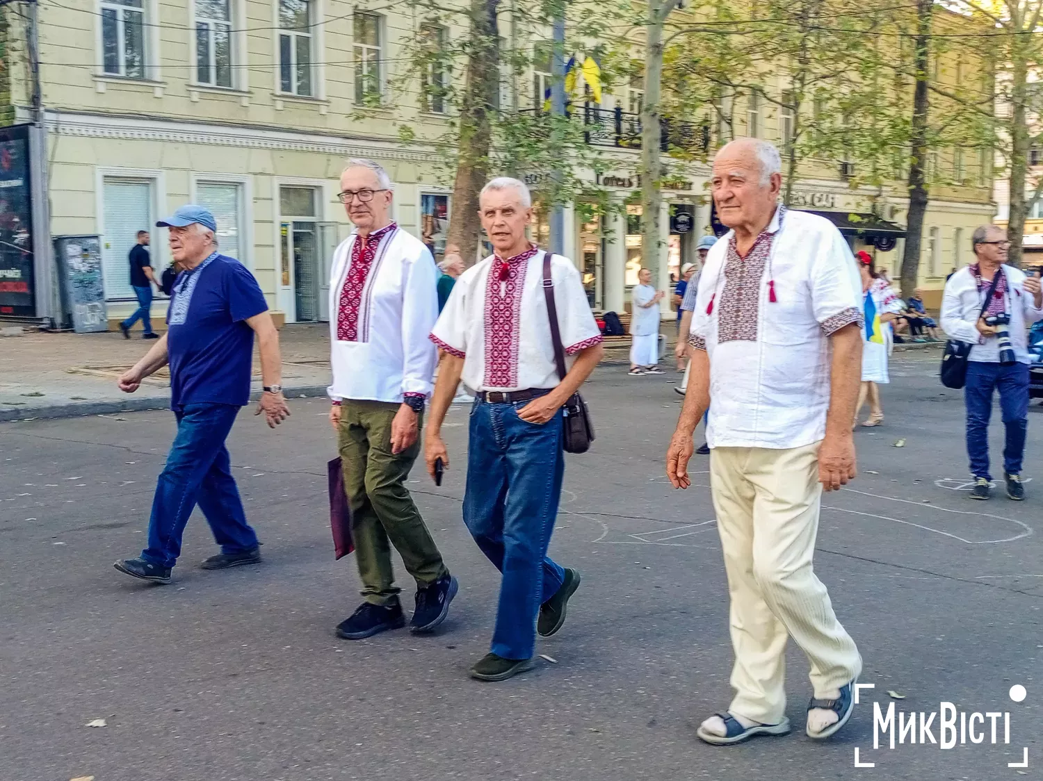 Миколаївці відзначили День Державного Прапора України святковою ходою у вишиванках. Фото: НикВести