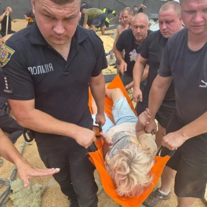 У Рені обвалився склад із зерном, одна жінка загинула. Фото: ДСНС