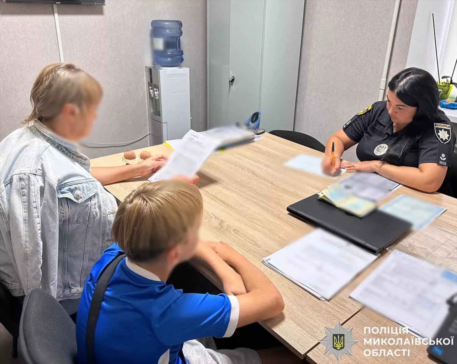 У Первомайську підлітки випустили вогнегасник у вікно квартири. Фото нацполіція