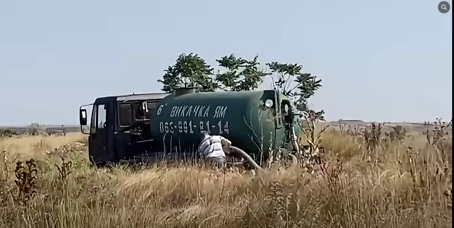 Асенізатор зливав нечистоти за будинками у Корабельному районі Миколаєва. Скриншот з відео Анна Григорьева