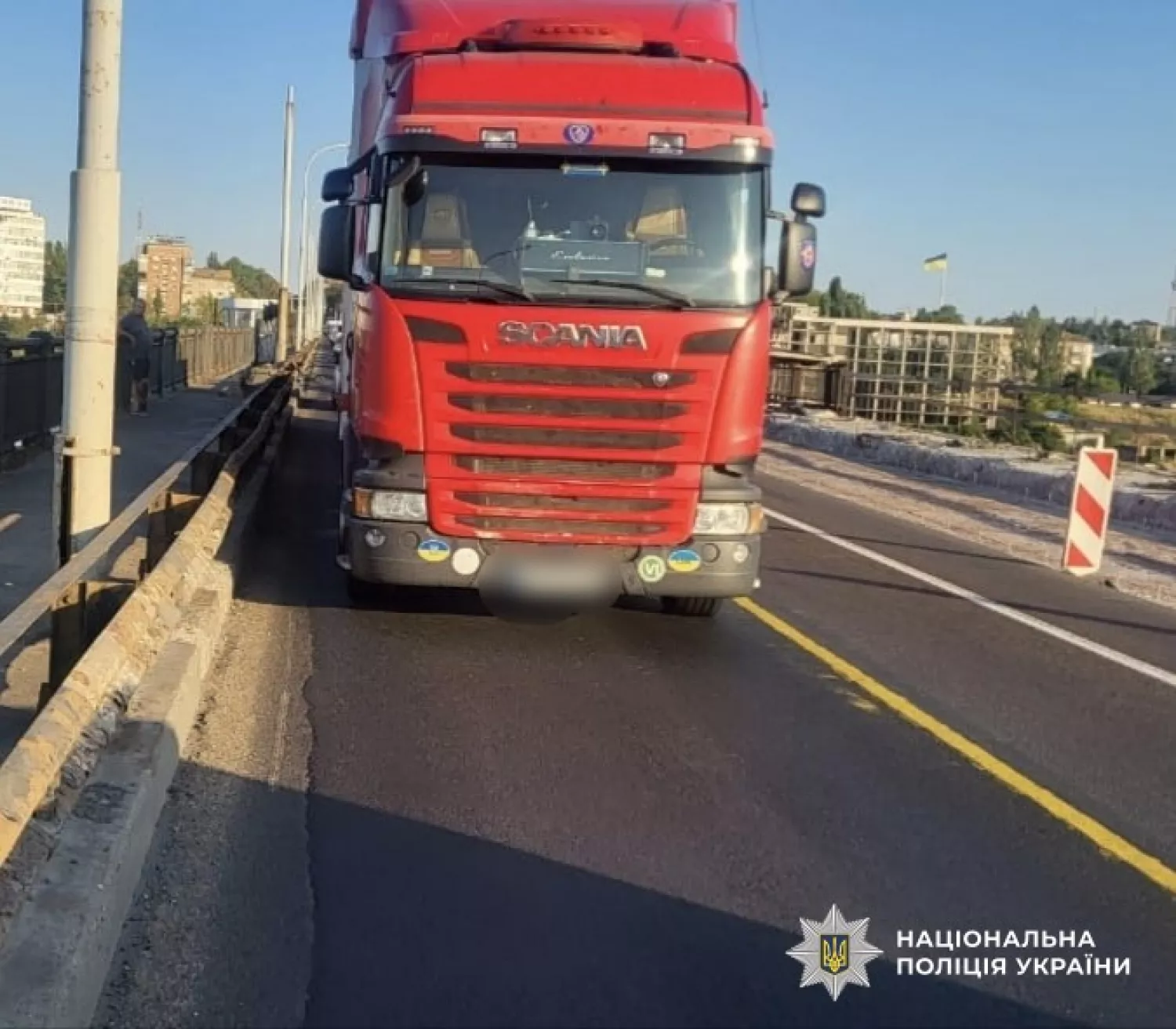 а мосту у Миколаєві вантажівка збила велосипедиста. Фото: Нацполіція