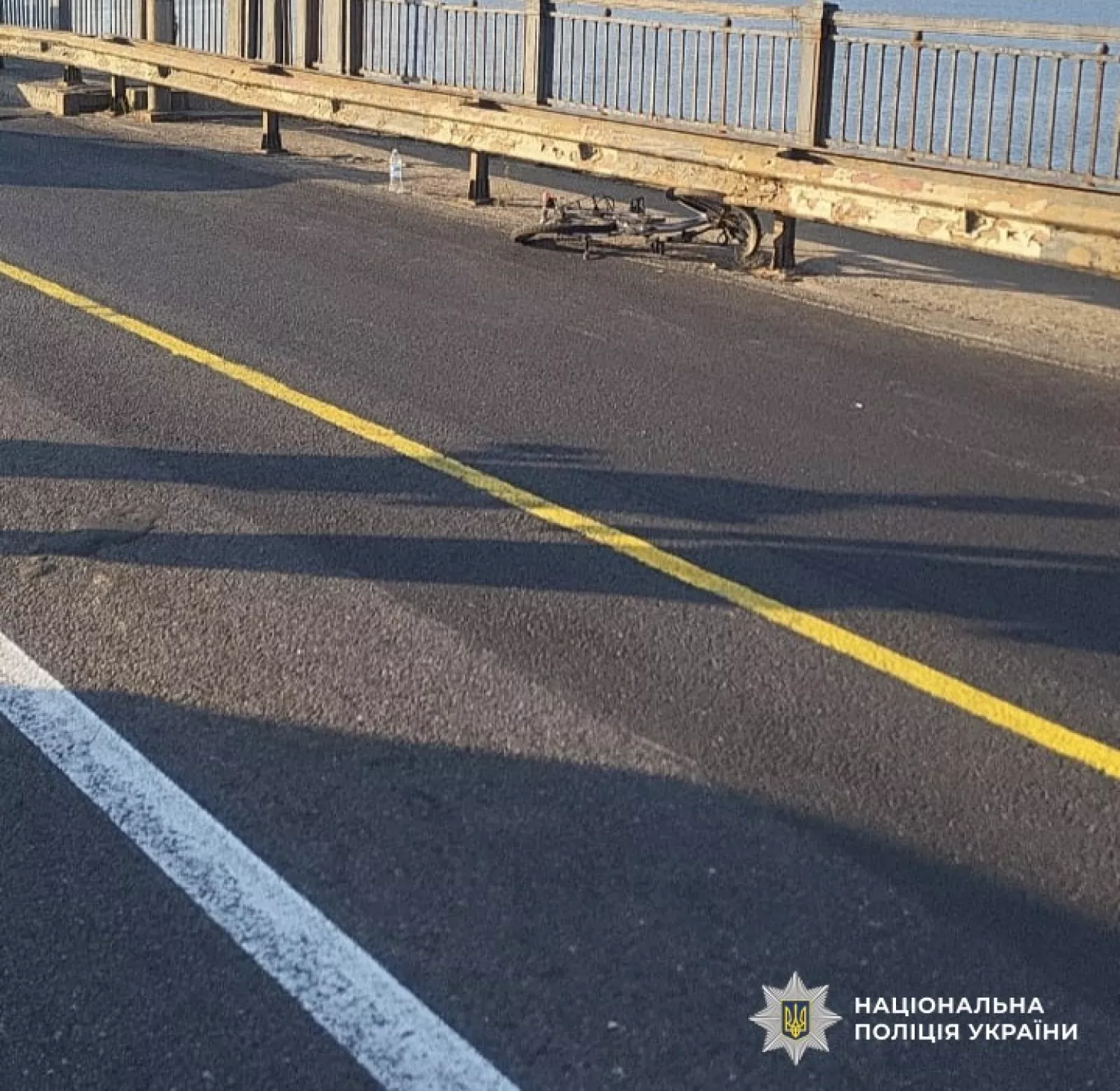 а мосту у Миколаєві вантажівка збила велосипедиста. Фото: Нацполіція