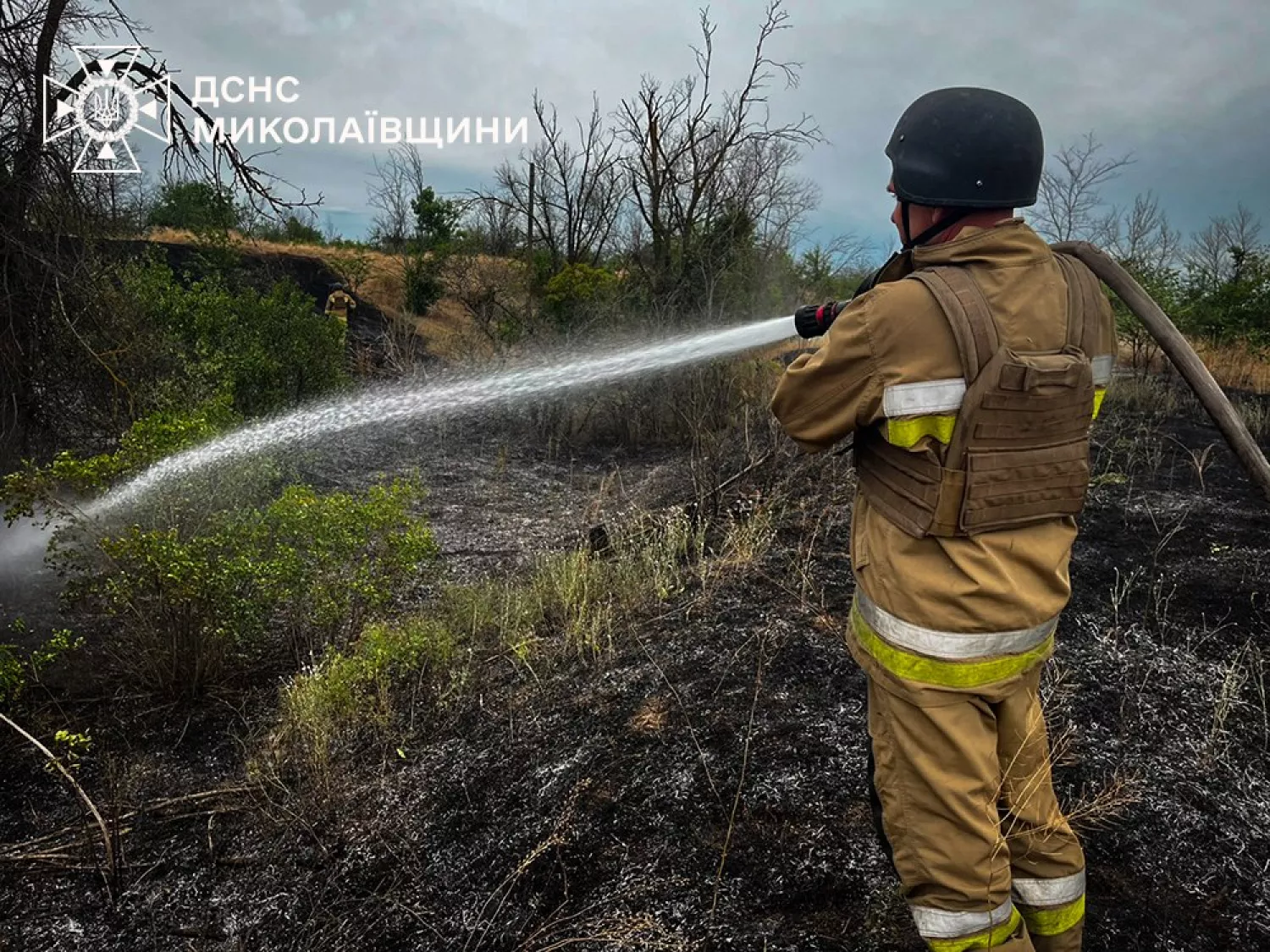 Рятувальник ліквідує пожежу. Архівне фото: ДСНС
