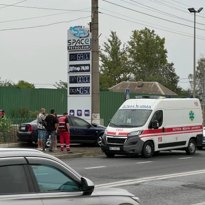 У Миколаєві Volkswagen врізався у стовп. Фото: НикВести