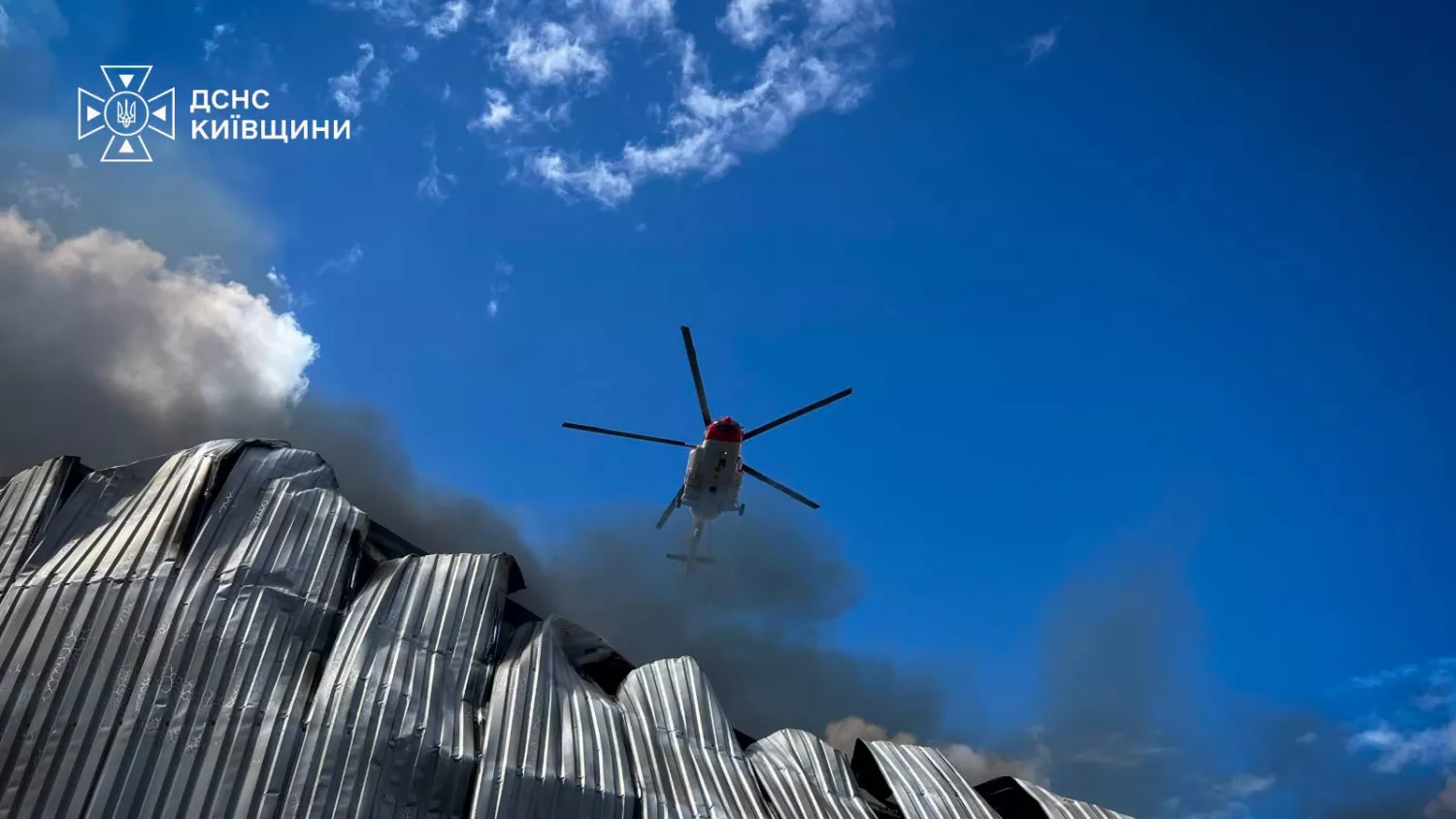 Під Києвом до ліквідації наслідків російської атаки залучили авіацію. Фото: ДСНС