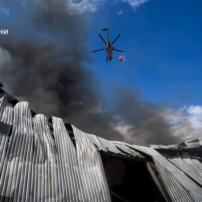 Під Києвом до ліквідації наслідків російської атаки залучили авіацію. Фото: ДСНС