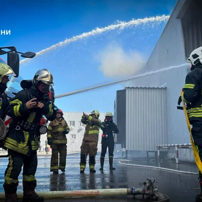 Під Києвом до ліквідації наслідків російської атаки залучили авіацію. Фото: ДСНС
