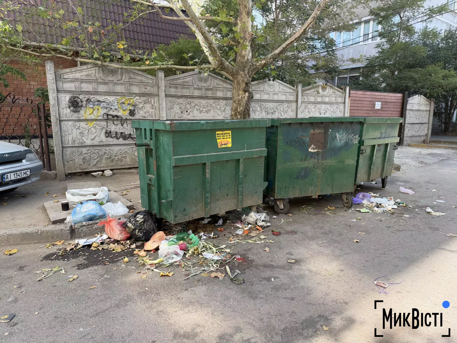 На Намиві сміттєві баки постійно переповнені: мешканці звинувачують ринок. Фото: МикВісті