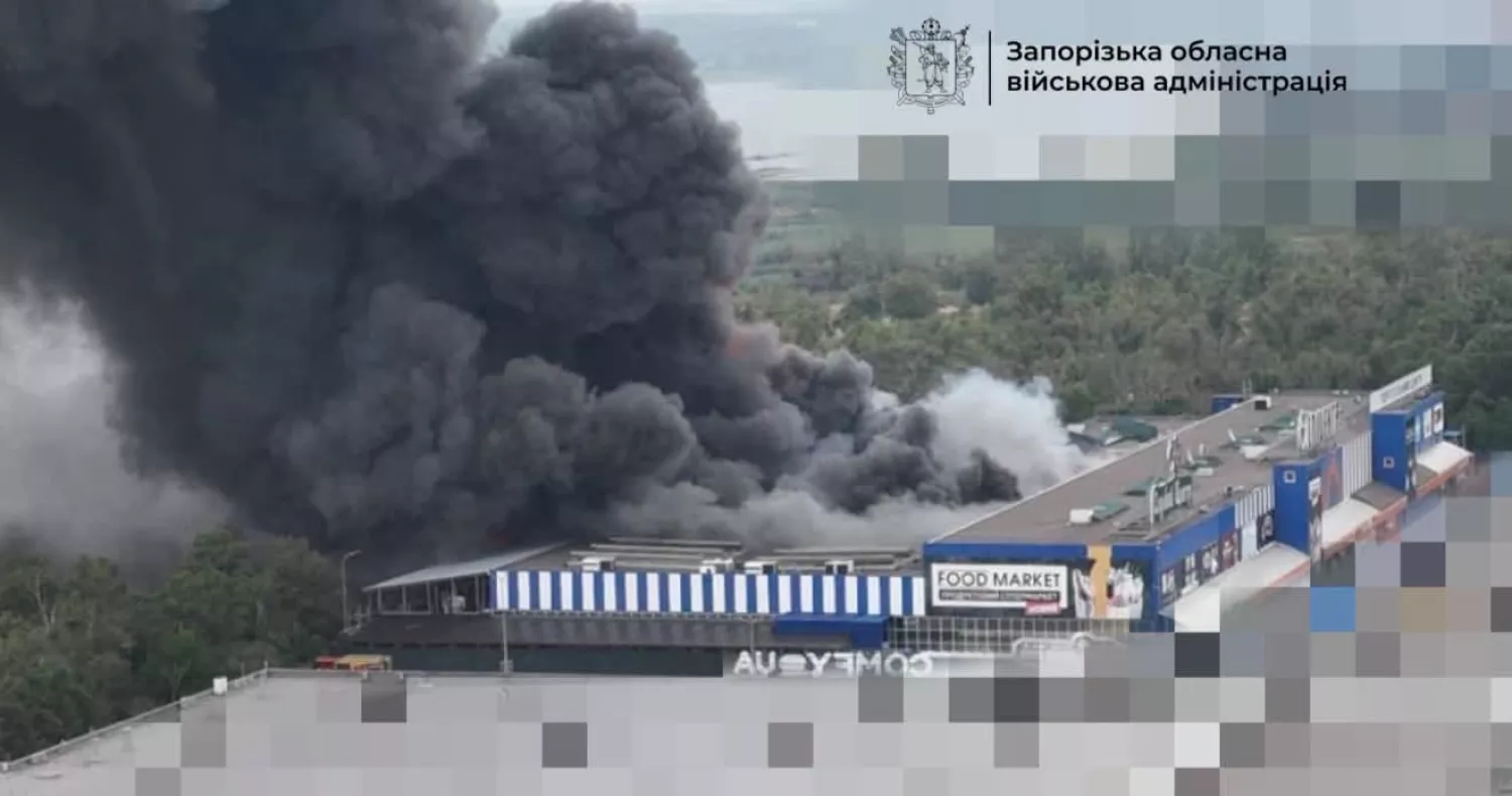 Росіяни вдарили по «Епіцентру» в Запоріжжі, четверо людей поранені. Фото: ОВА