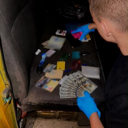 За 10 тисяч євро ховав у авто. Фото нацполіція