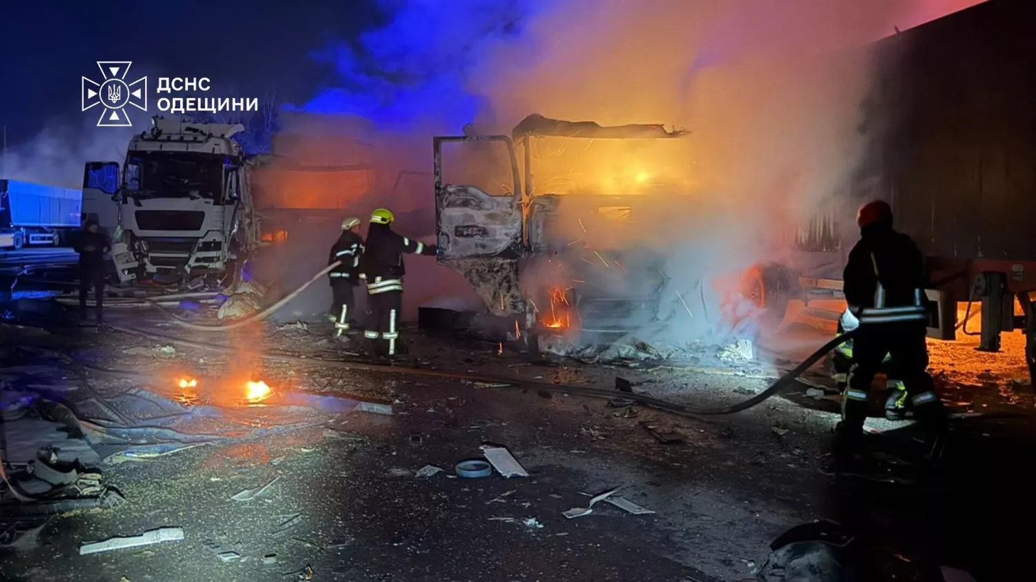 Через російську атаку на півдні Одещини згоріли п’ять вантажівок із зерном. Фото: ДСНС