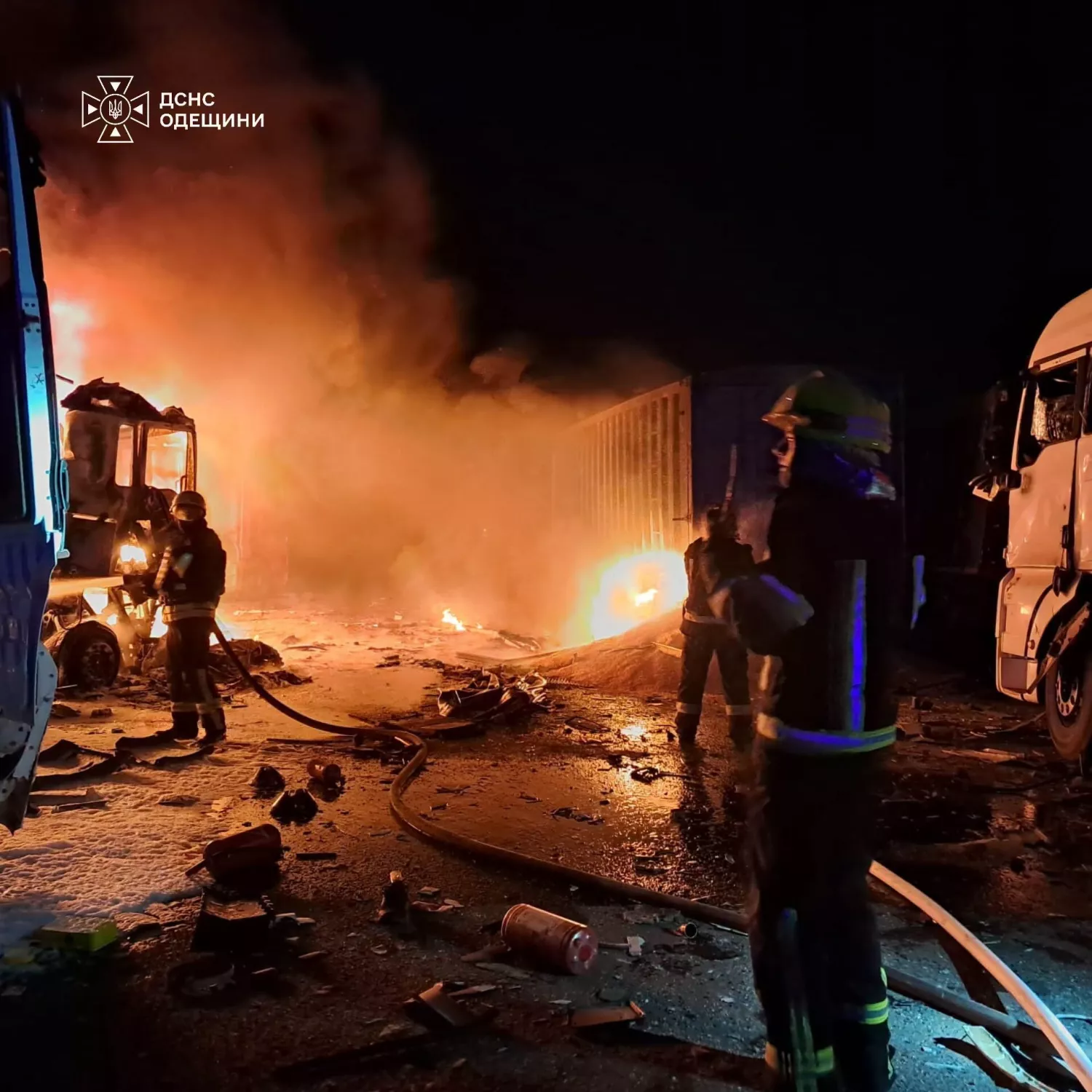 Через російську атаку на півдні Одещини згоріли п’ять вантажівок із зерном. Фото: ДСНС