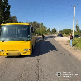 На Миколаївщині двоє підлітків на мотоциклах врізалися в автобус на зупинці. Фото: Нацполіція Миколаївщини