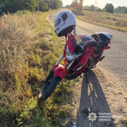На Миколаївщині двоє підлітків на мотоциклах врізалися в автобус на зупинці. Фото: Нацполіція Миколаївщини