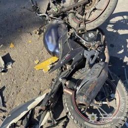На Миколаївщині двоє підлітків на мотоциклах врізалися в автобус на зупинці. Фото: Нацполіція Миколаївщини