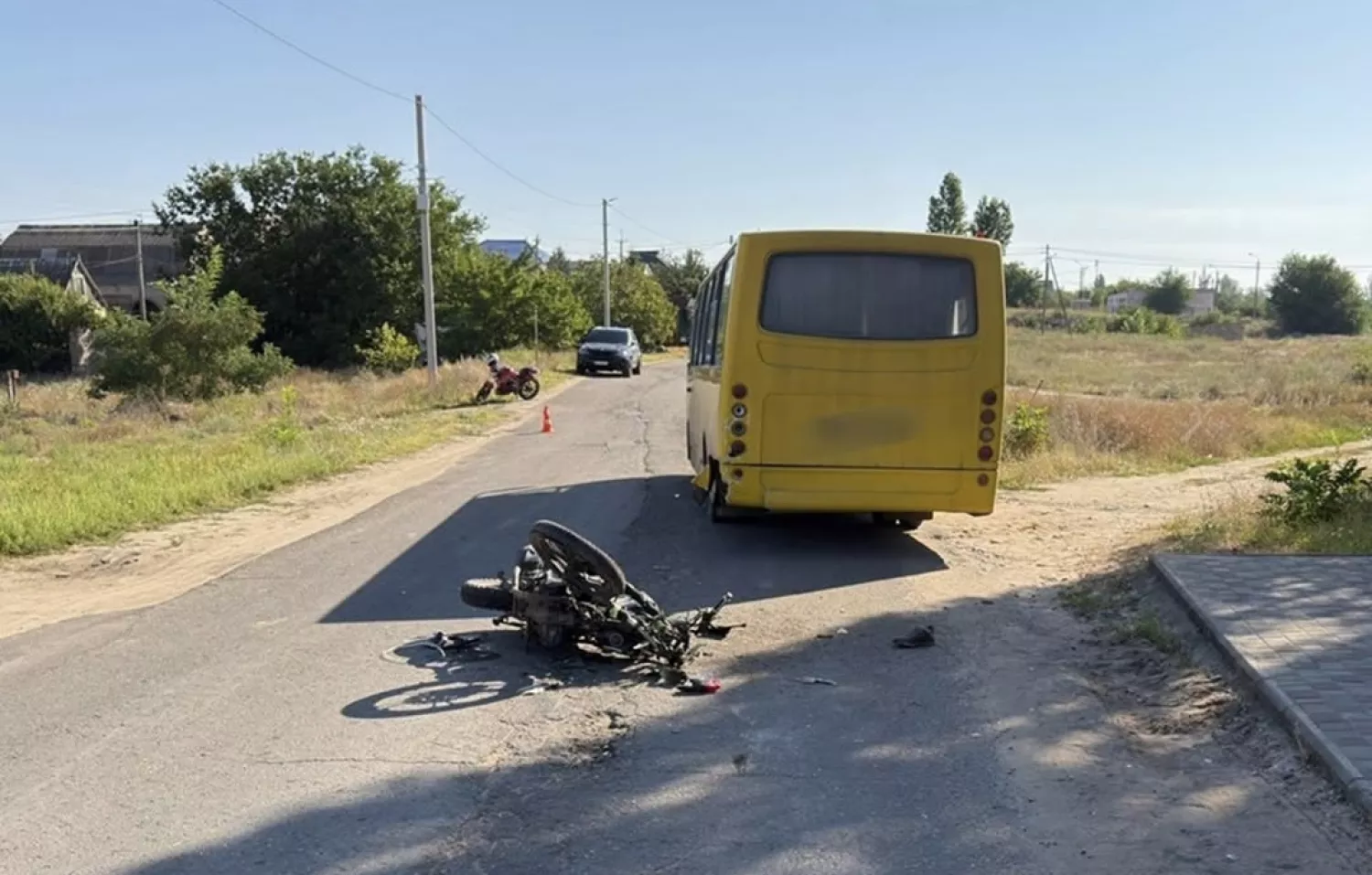 На Миколаївщині двоє підлітків на мотоциклах врізалися в автобус на зупинці. Фото: Нацполіція Миколаївщини