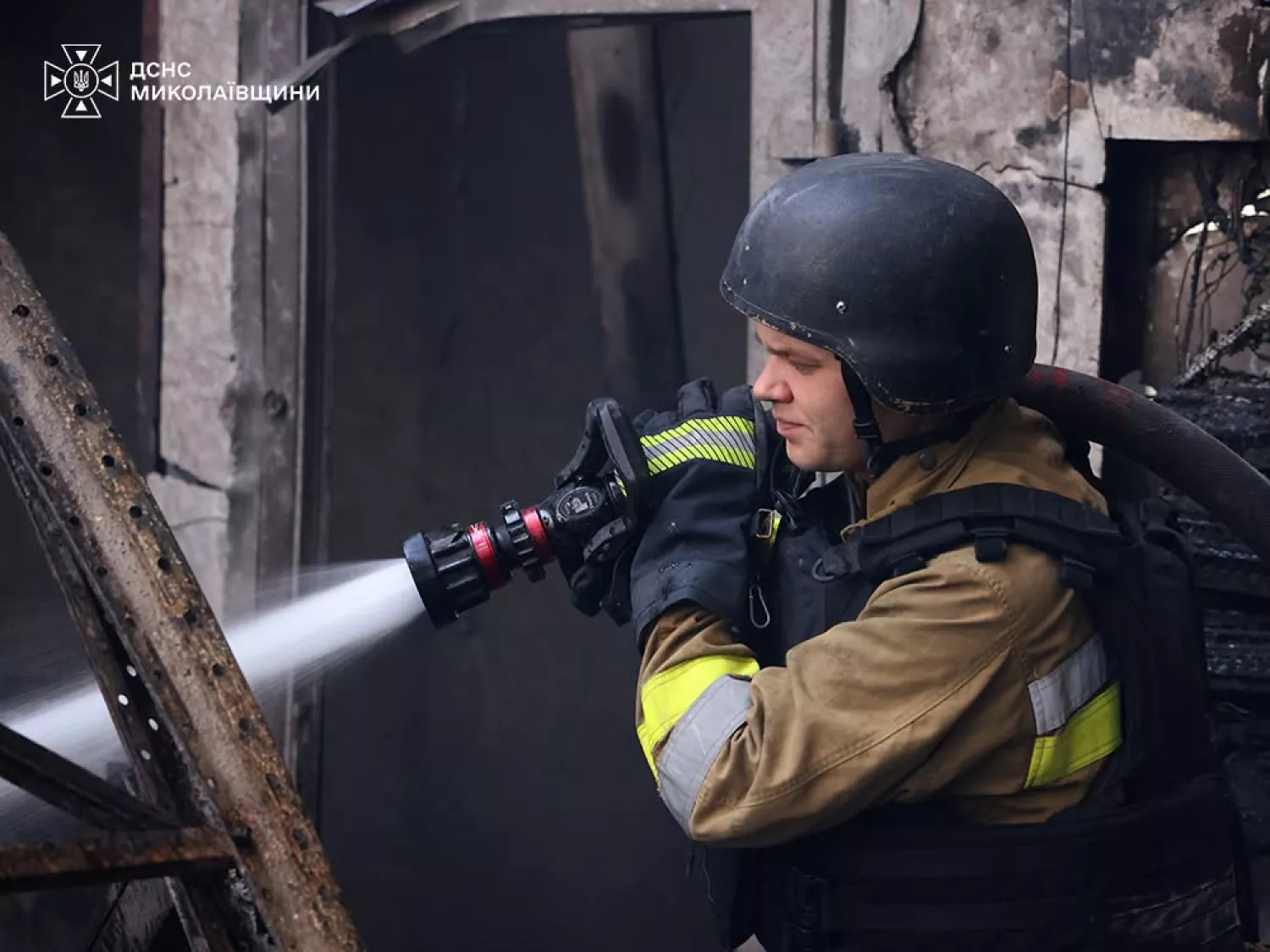 Рятувальники працюють на місці пожежі, яка виникла після російського обстрілу господарського супермаркету у Миколаєві. Фото: ДСНС
