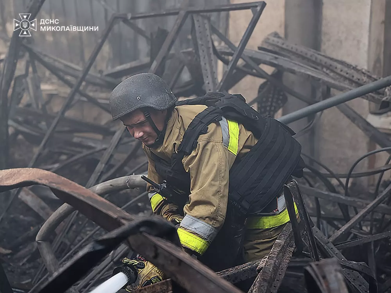 Рятувальники працюють на місці пожежі, яка виникла після російського обстрілу господарського супермаркету у Миколаєві. Фото: ДСНС