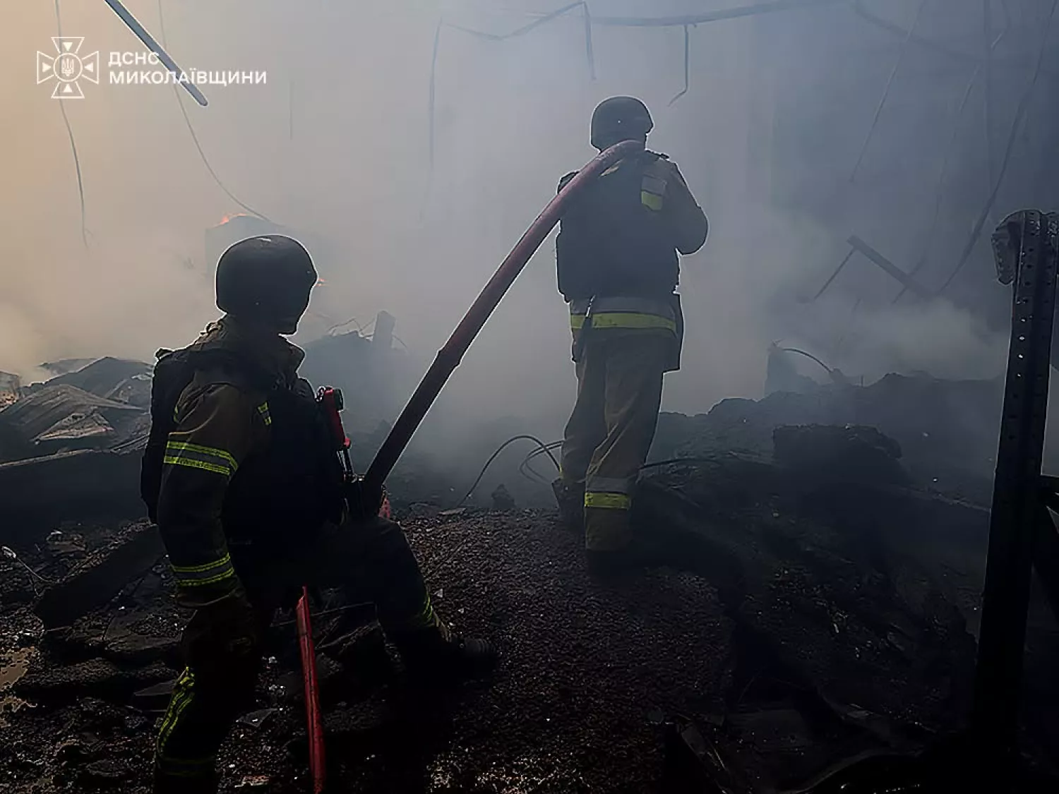 Рятувальники працюють на місці пожежі, яка виникла після російського обстрілу господарського супермаркету у Миколаєві. Фото: ДСНС