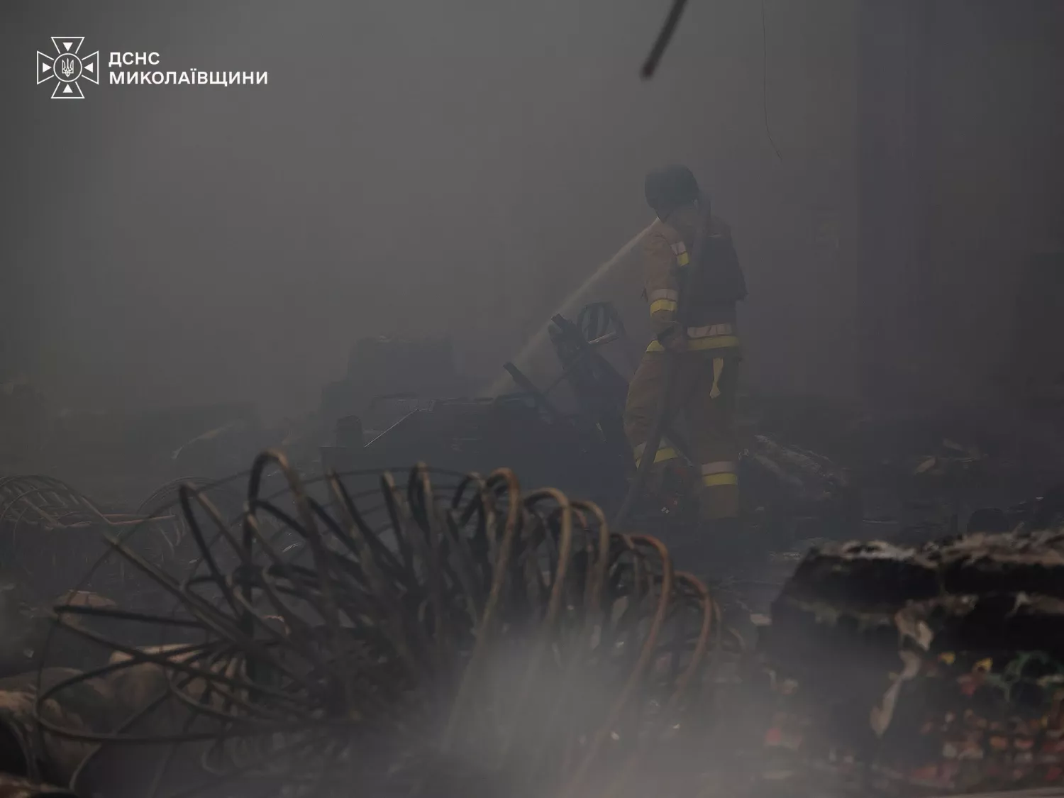 Рятувальники працюють на місці пожежі, яка виникла після російського обстрілу господарського супермаркету у Миколаєві. Фото: ДСНС