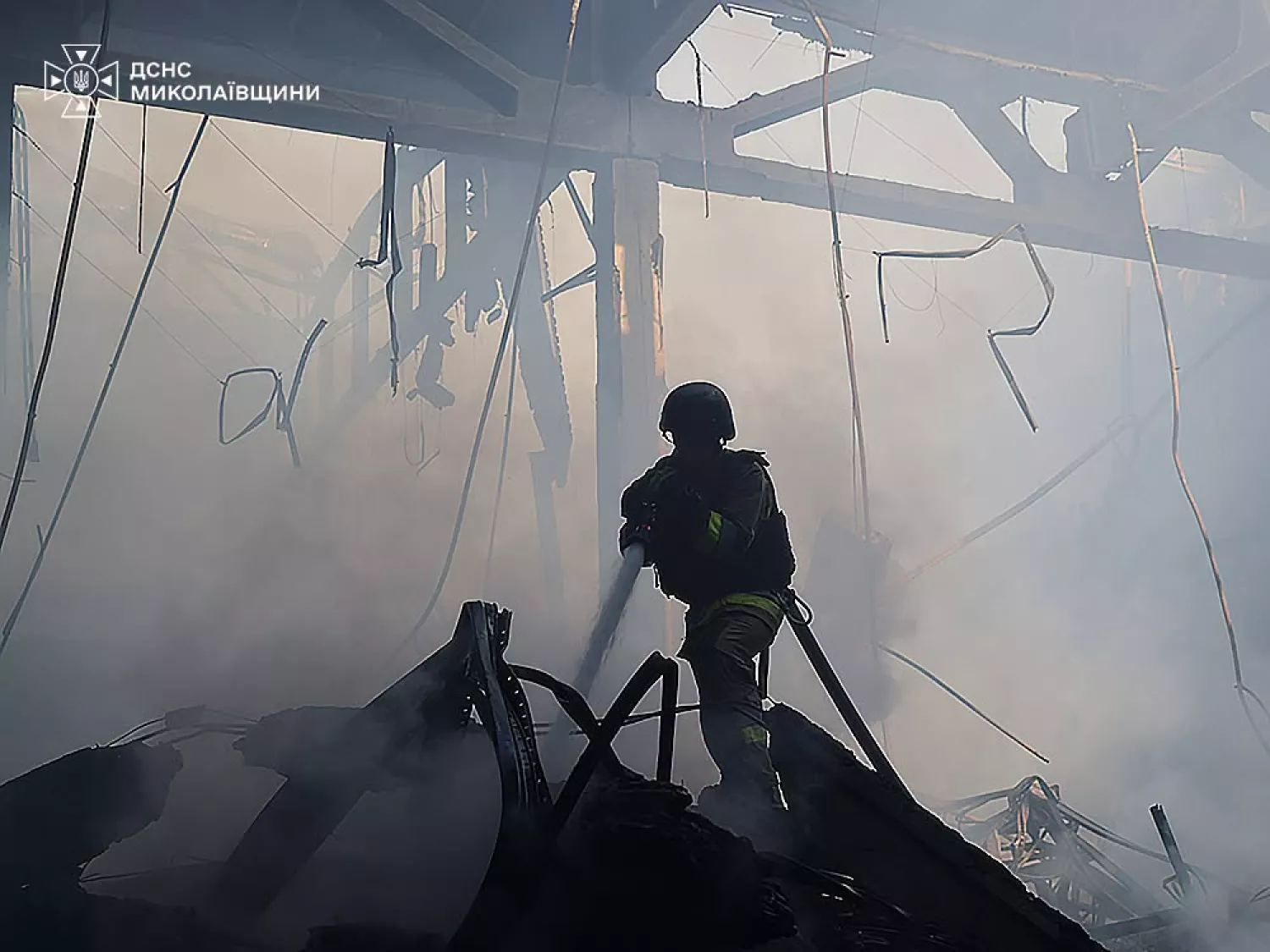 Рятувальники працюють на місці пожежі, яка виникла після російського обстрілу господарського супермаркету у Миколаєві. Фото: ДСНС