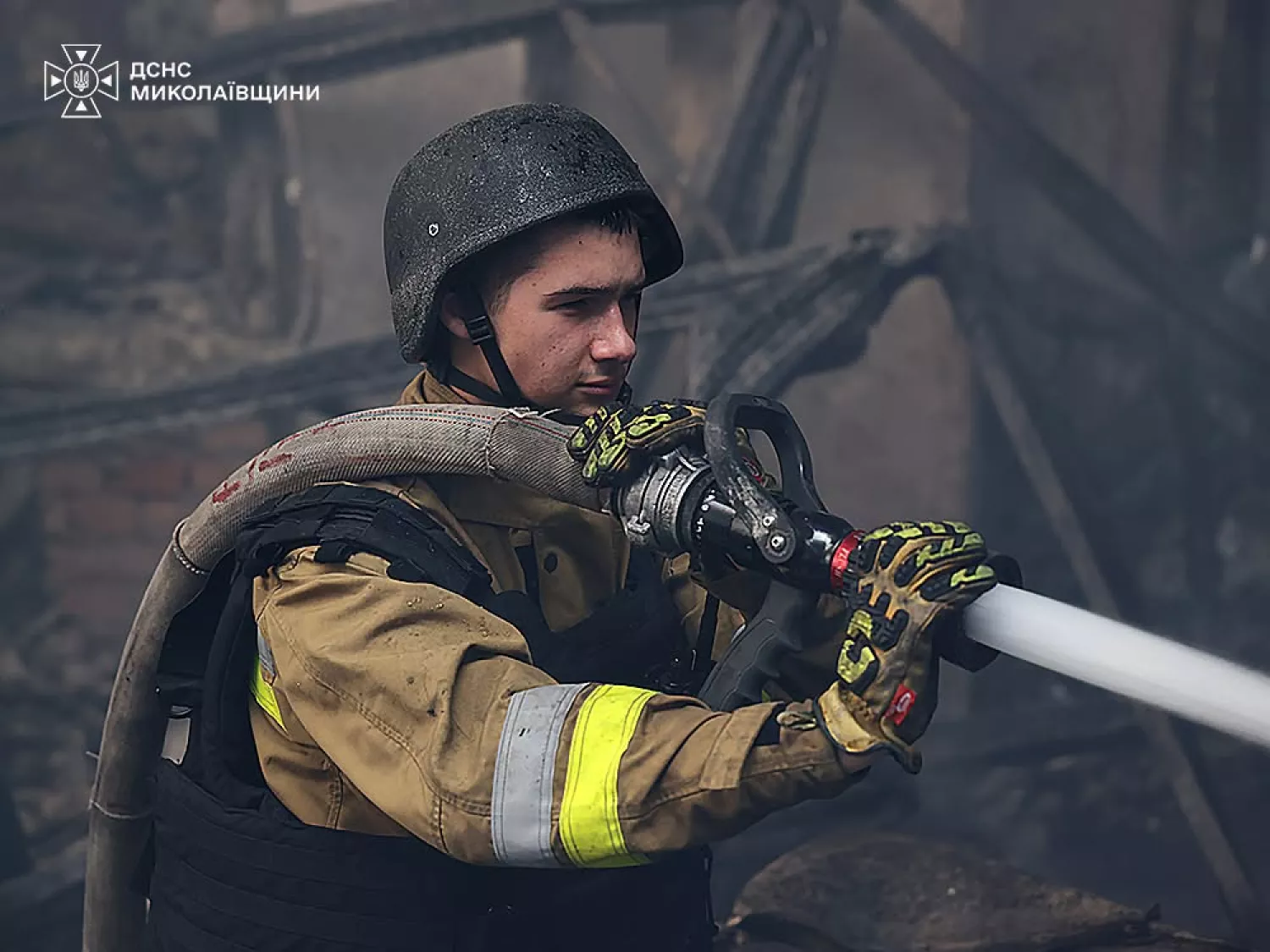 Рятувальники працюють на місці пожежі, яка виникла після російського обстрілу господарського супермаркету у Миколаєві. Фото: ДСНС