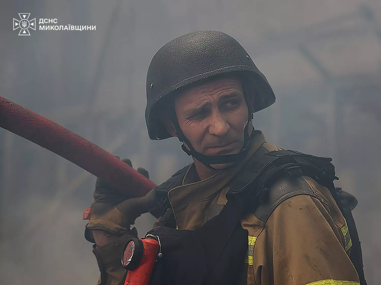 Рятувальники працюють на місці пожежі, яка виникла після російського обстрілу господарського супермаркету у Миколаєві. Фото: ДСНС