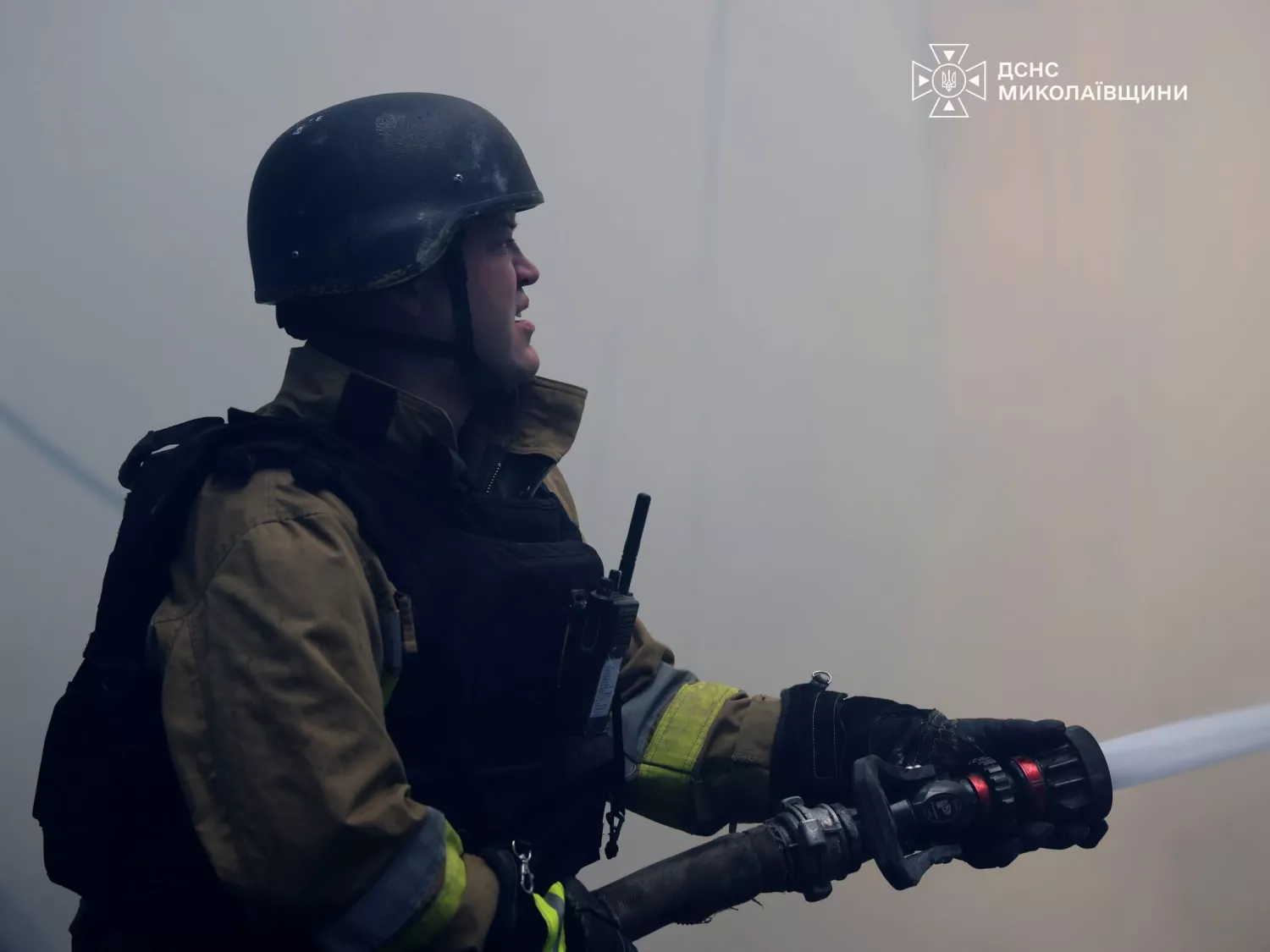 Рятувальники працюють на місці пожежі, яка виникла після російського обстрілу господарського супермаркету у Миколаєві. Фото: ДСНС
