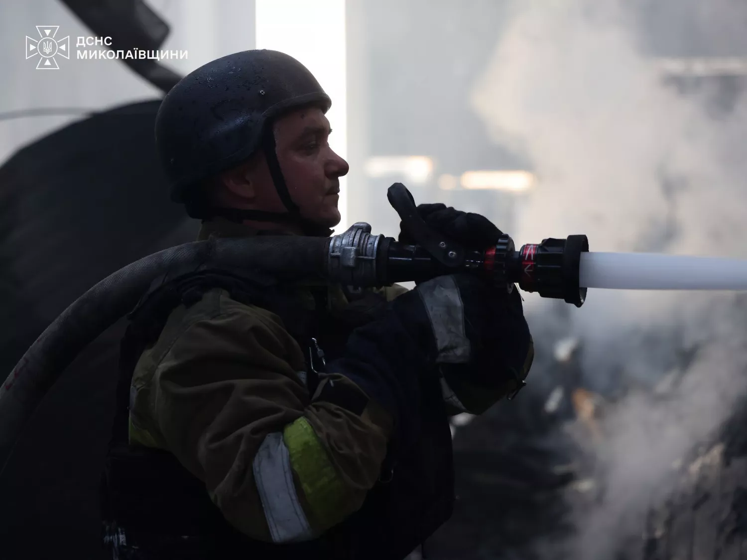 Рятувальники працюють на місці пожежі, яка виникла після російського обстрілу господарського супермаркету у Миколаєві. Фото: ДСНС