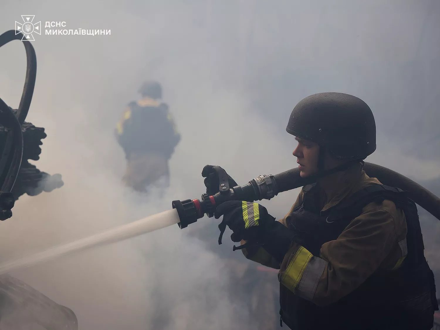Рятувальники працюють на місці пожежі, яка виникла після російського обстрілу господарського супермаркету у Миколаєві. Фото: ДСНС